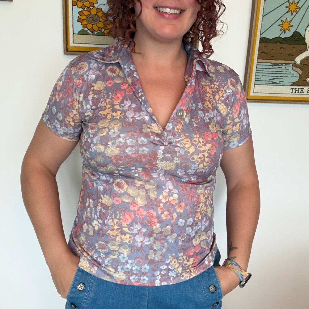 Vintage 70s polyester knit short sleeve floral shirt size Medium